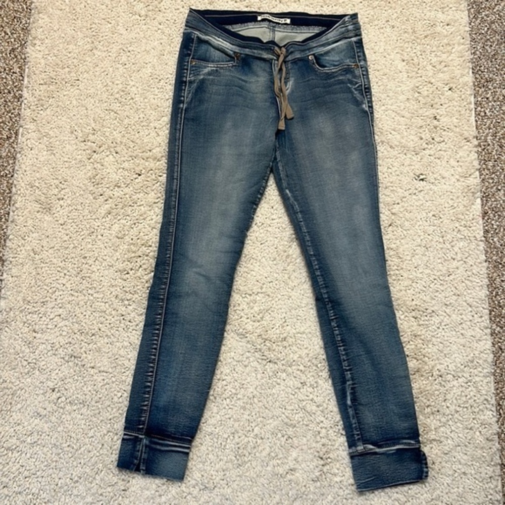 HIPPIE LAUNDRY 5 cropped and funky cut jeans
